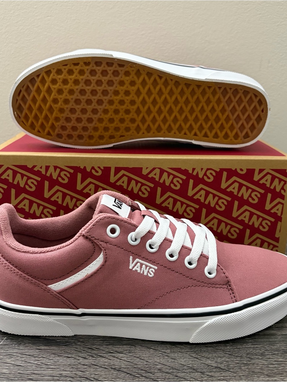 Women's Size 8.5 Vans Low-Top Sneakers in Dusty Rose and White